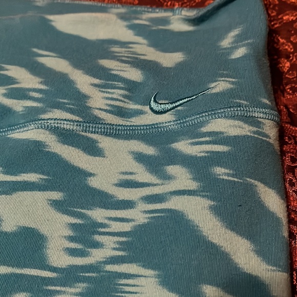 Nike Dri Fit Swirl Dye Capri Legging - Picture 3 of 5